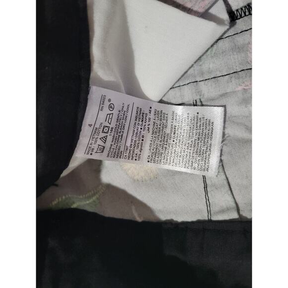 Old Navy Women’s Black Floral Everyday Cotton Shorts – Size 4 - Picture 7 of 8